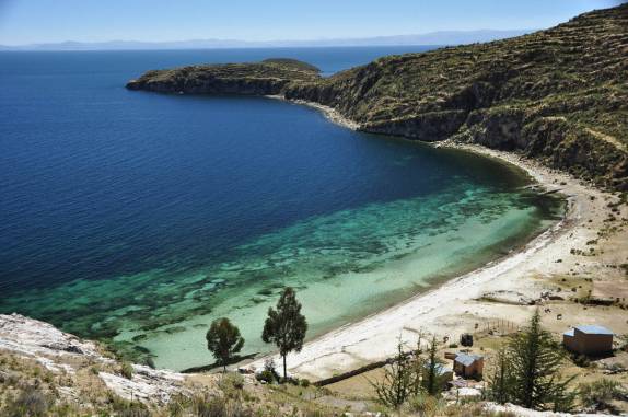 Uma linda praia do lago Titicaca, na Isla del Sol, na Bolívia